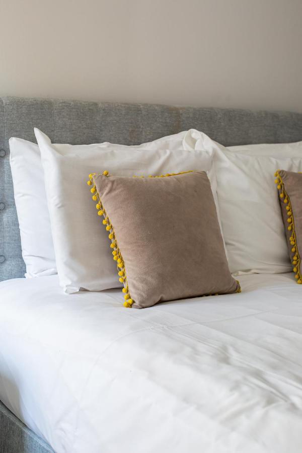 Modern Luxury Apartment, Sleeps 6, Location * Belfast