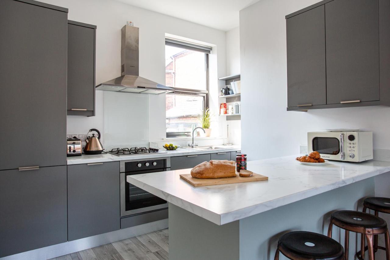 Apartment Modern Luxury Apartment, Sleeps 6, Location *