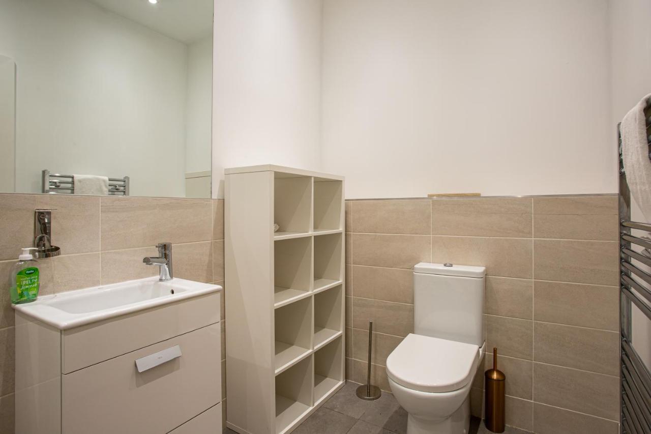 Modern Luxury Apartment, Sleeps 6, Location Apartment Belfast