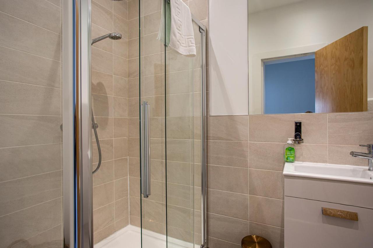 Modern Luxury Apartment, Sleeps 6, Location *
