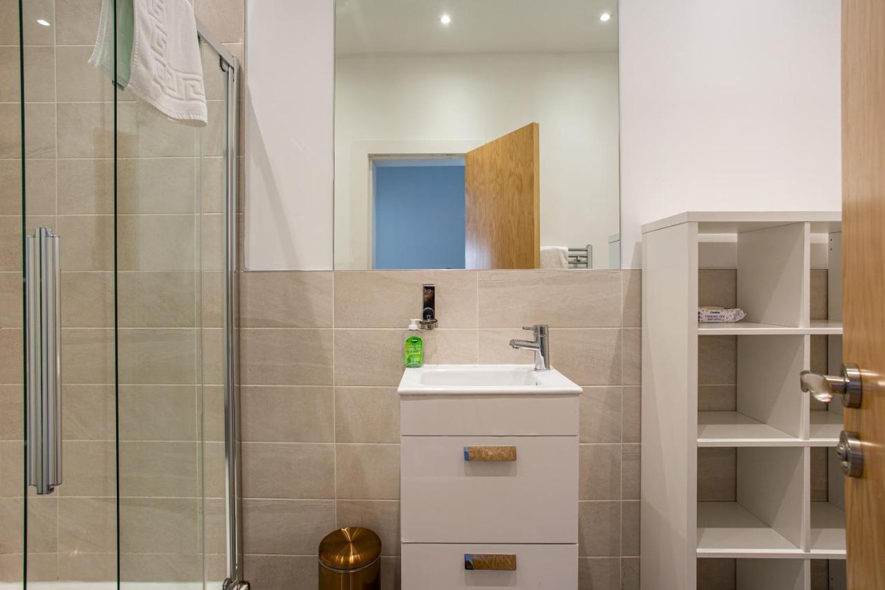 Modern Luxury Apartment, Sleeps 6, Location