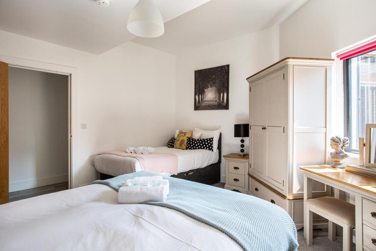 Modern Luxury Apartment, Sleeps 6, Location *
