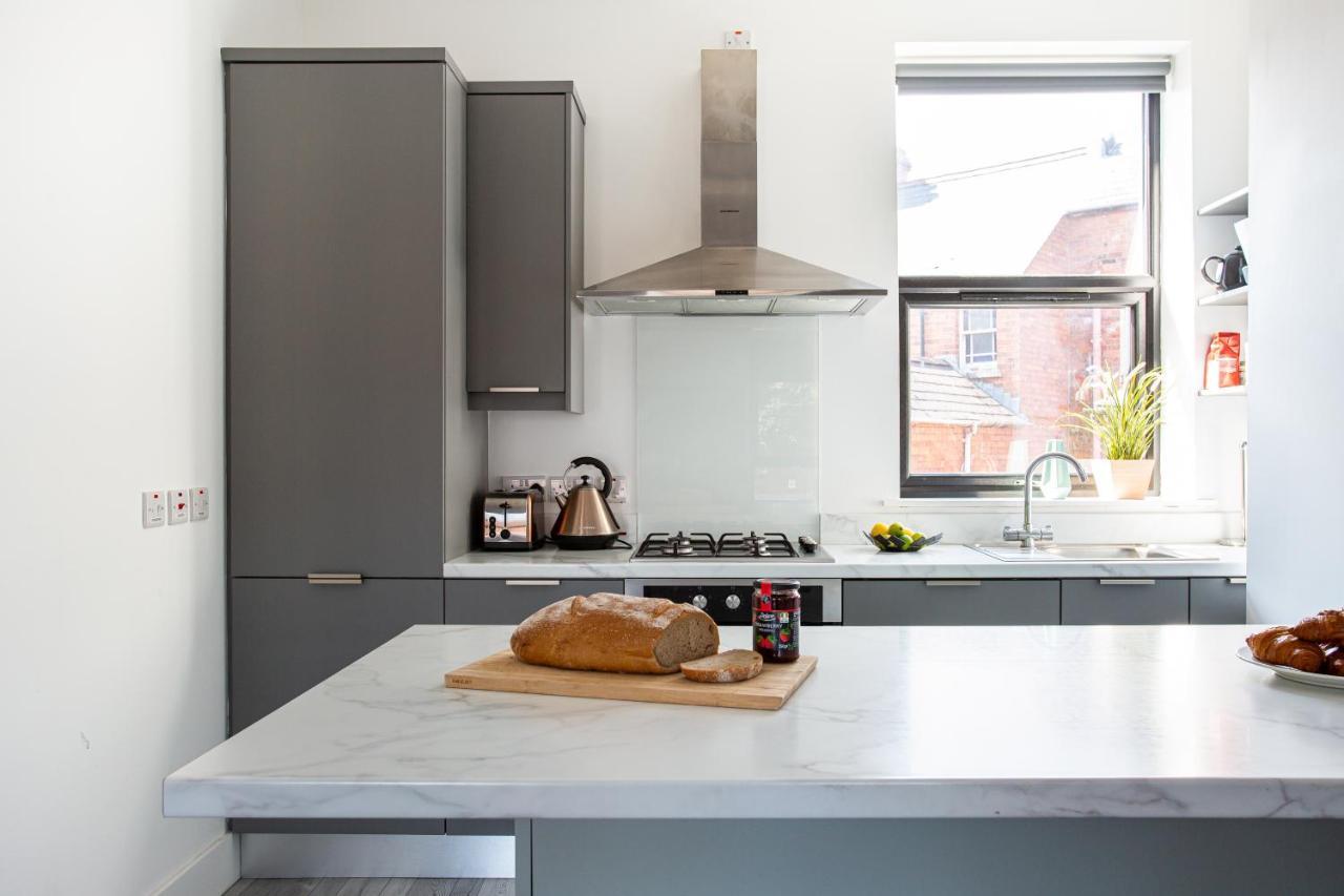 Modern Luxury Apartment, Sleeps 6, Location *