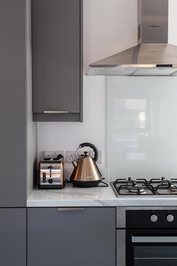 Apartment Modern Luxury Apartment, Sleeps 6, Location