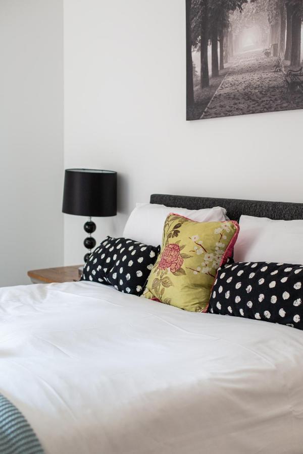 Modern Luxury Apartment, Sleeps 6, Location Apartment *
