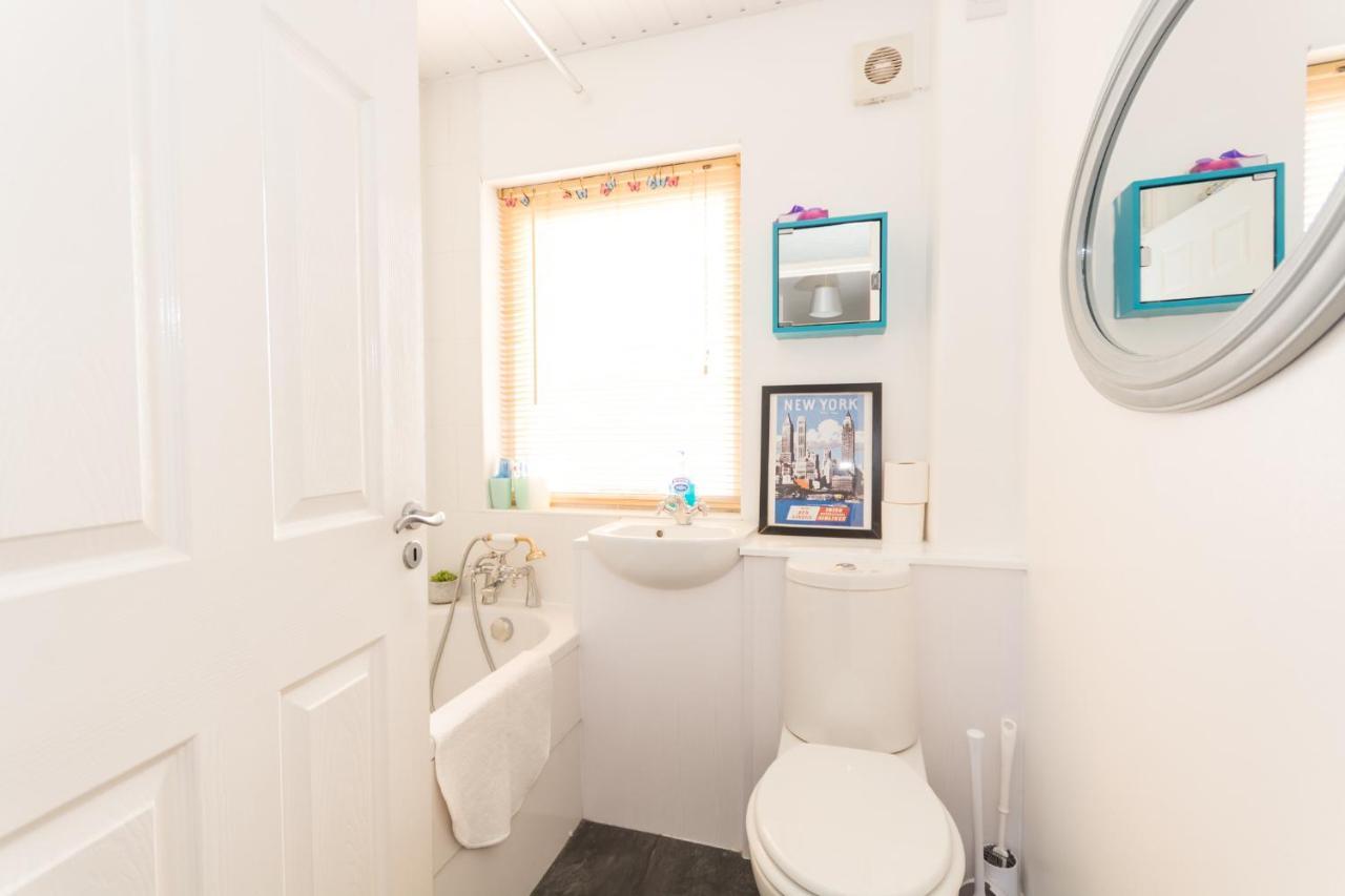 Excellent Location - City Centre - Parking - 4 Beds -2 Bedrooms Apartment