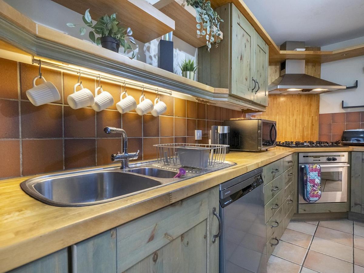 Pass The Keys Fab Townhouse Near Queens With Huge Tv & Recliners *