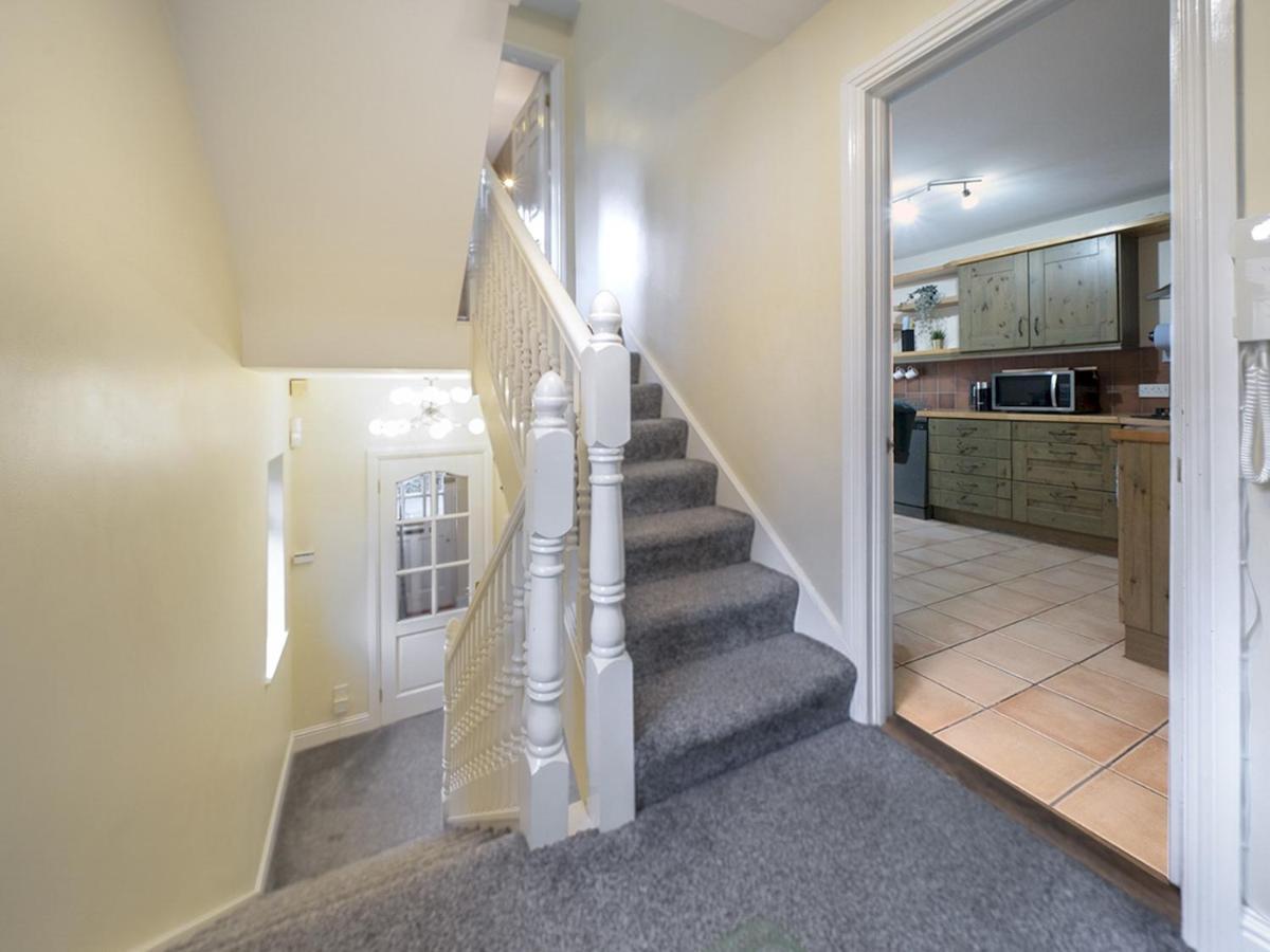 Pass The Keys Fab Townhouse Near Queens With Huge Tv & Recliners
