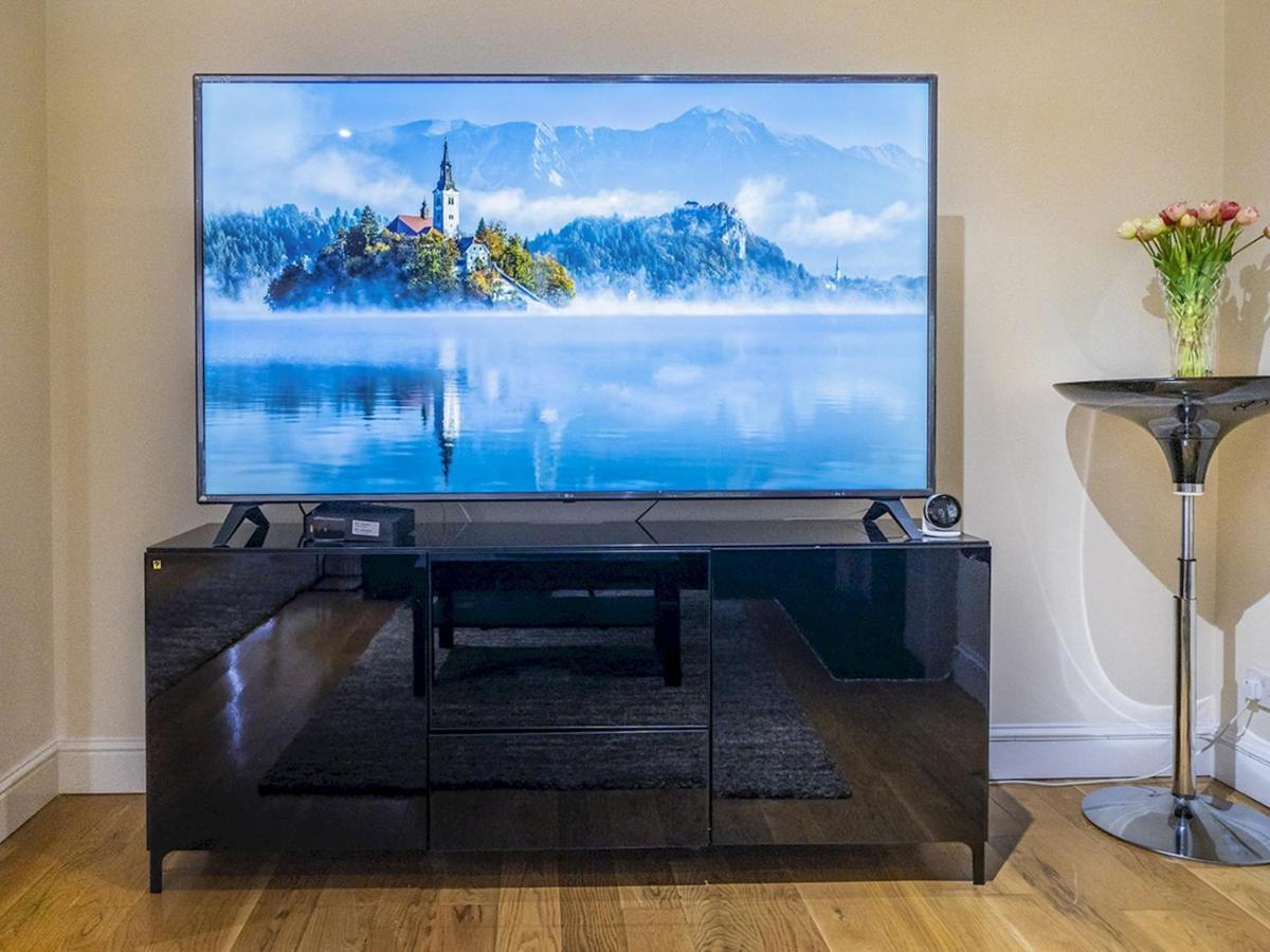 Pass The Keys Fab Townhouse Near Queens With Huge Tv & Recliners * Belfast