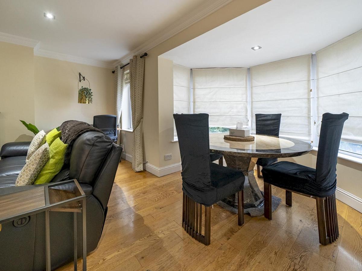 Pass The Keys Fab Townhouse Near Queens With Huge Tv & Recliners *
