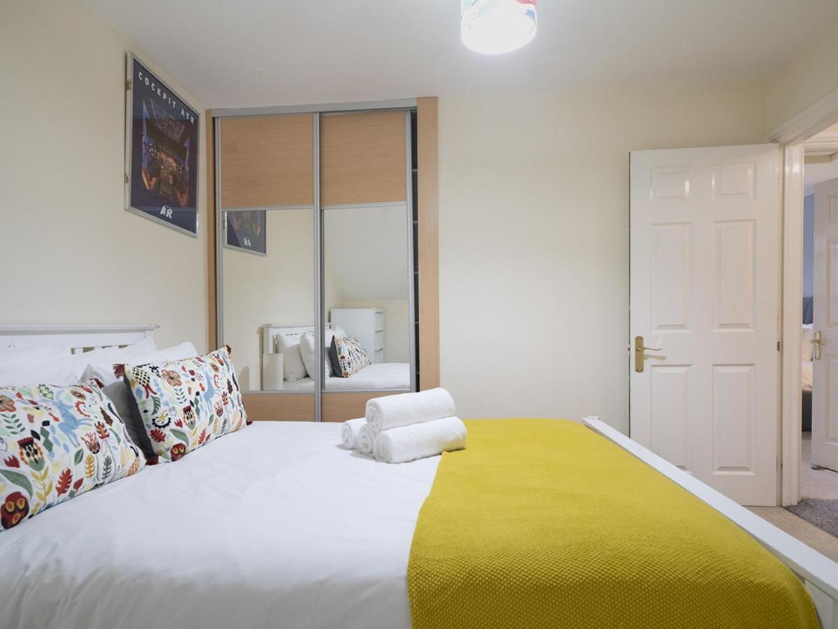 Holiday home Pass The Keys Fab Townhouse Near Queens With Huge Tv & Recliners *