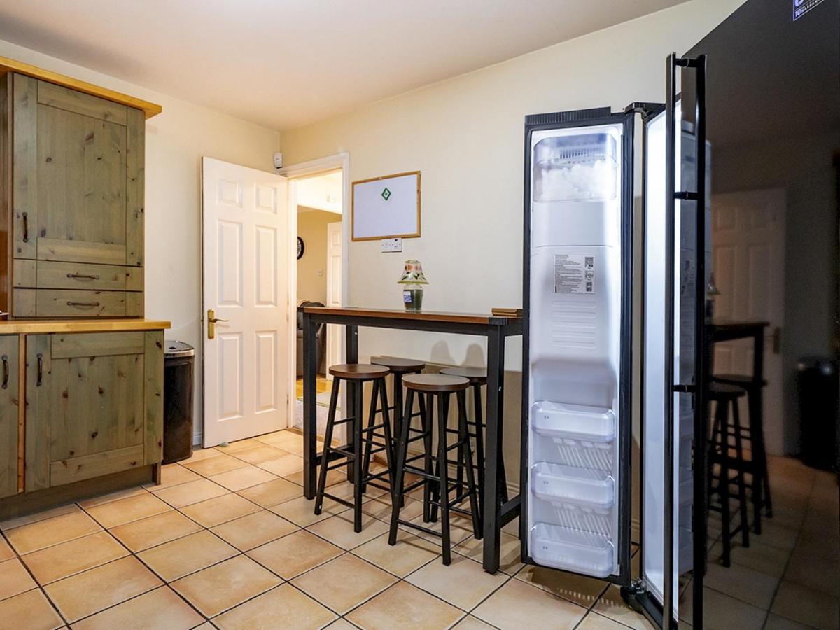 Pass The Keys Fab Townhouse Near Queens With Huge Tv & Recliners *
