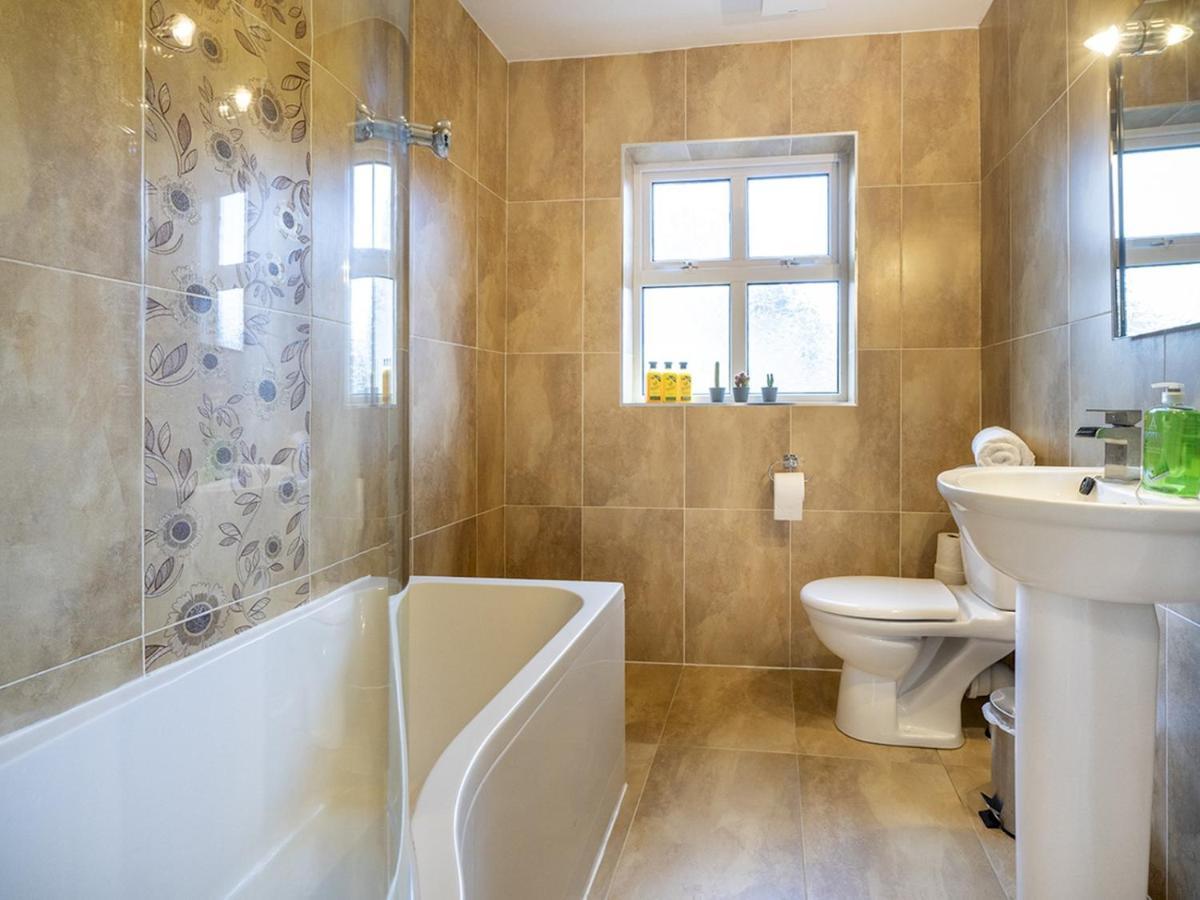 Holiday home Pass The Keys Fab Townhouse Near Queens With Huge Tv & Recliners *