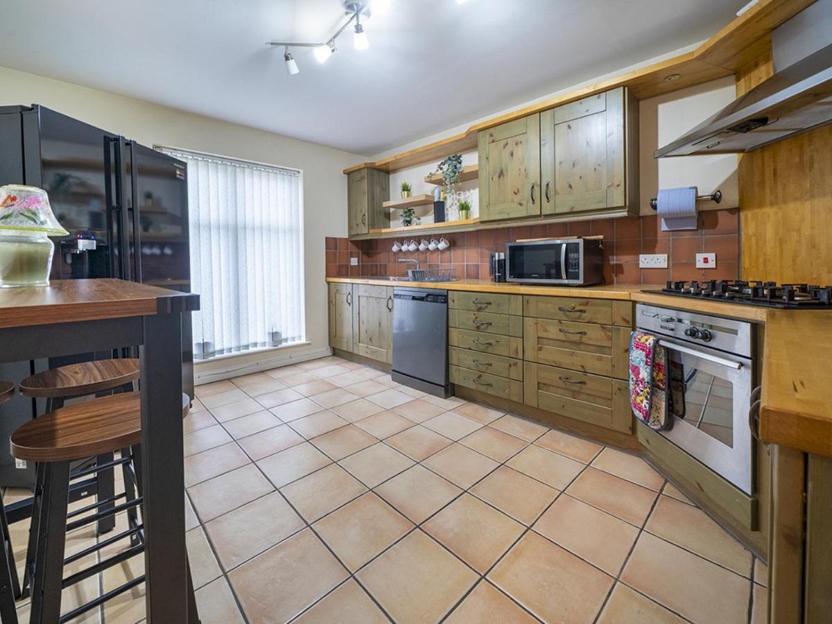 Pass The Keys Fab Townhouse Near Queens With Huge Tv & Recliners