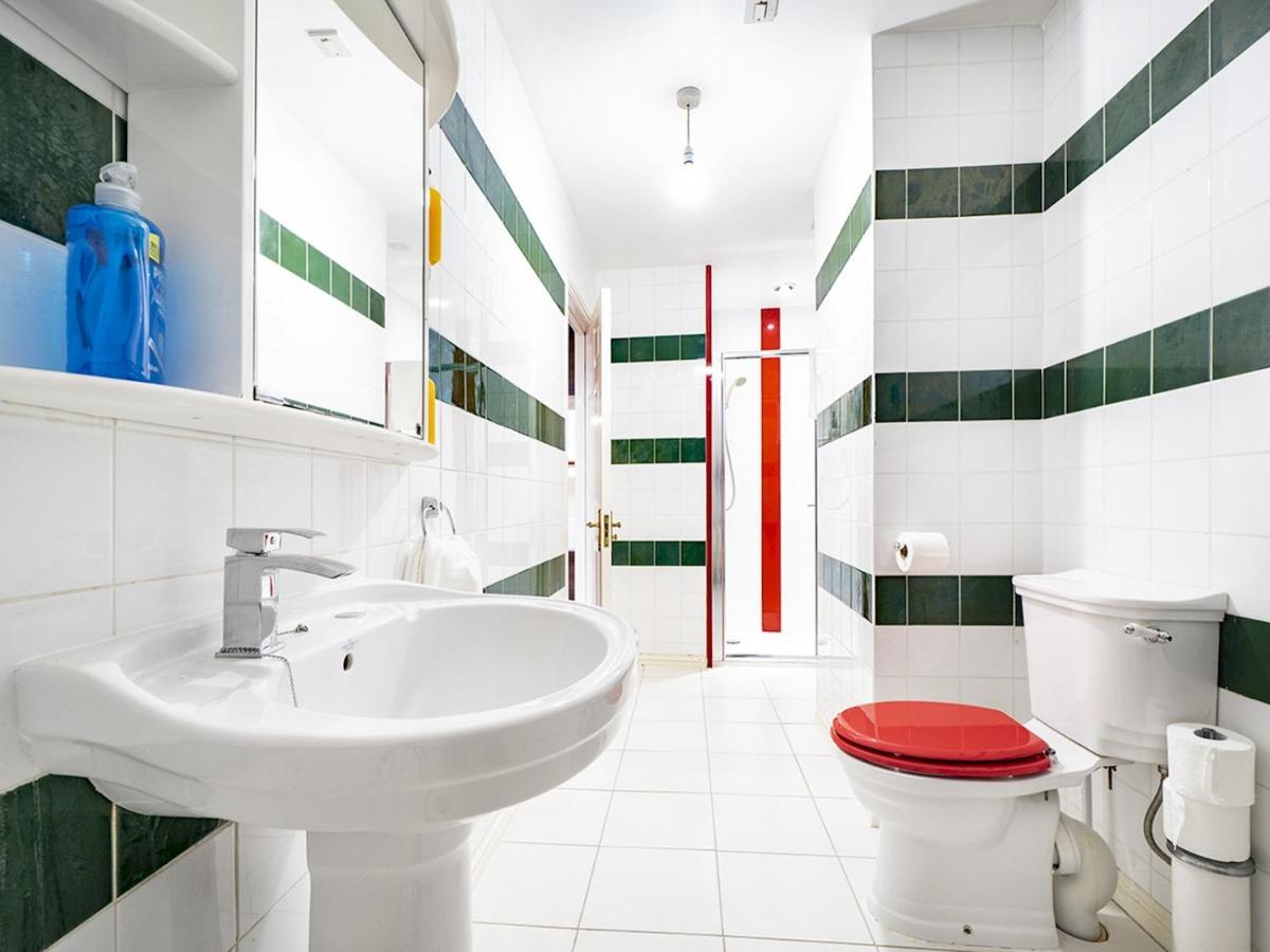Pass The Keys Fab Townhouse Near Queens With Huge Tv & Recliners Holiday home