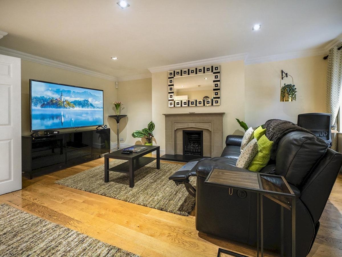Holiday home Pass The Keys Fab Townhouse Near Queens With Huge Tv & Recliners *