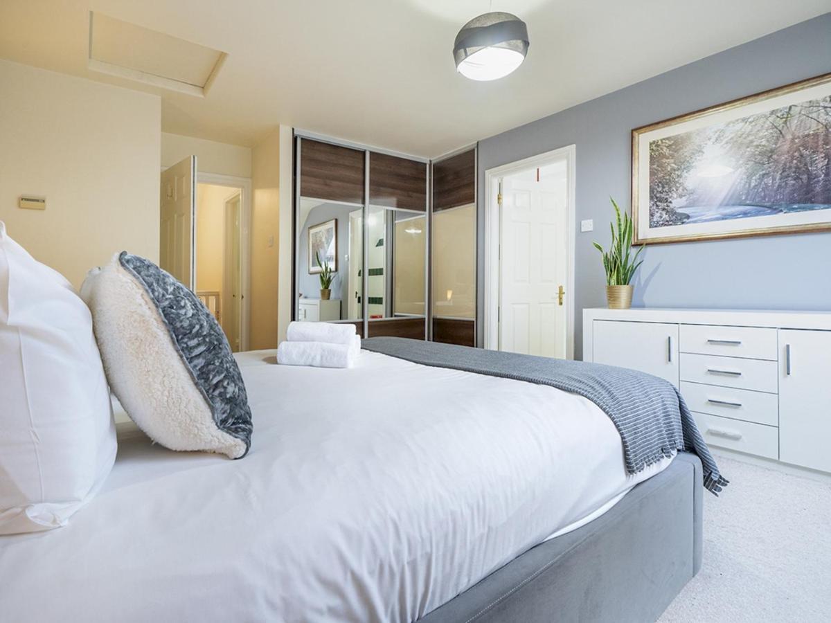 Pass The Keys Fab Townhouse Near Queens With Huge Tv & Recliners Holiday home Belfast