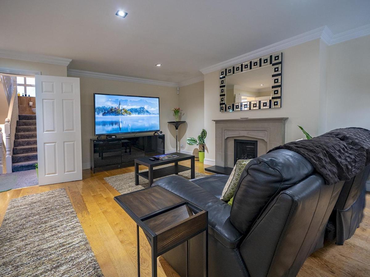 Pass The Keys Fab Townhouse Near Queens With Huge Tv & Recliners Belfast