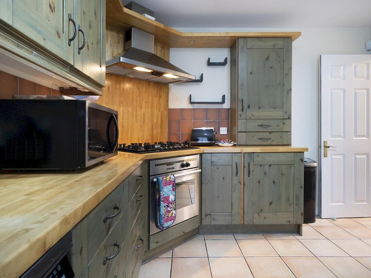 Pass The Keys Fab Townhouse Near Queens With Huge Tv & Recliners Holiday home