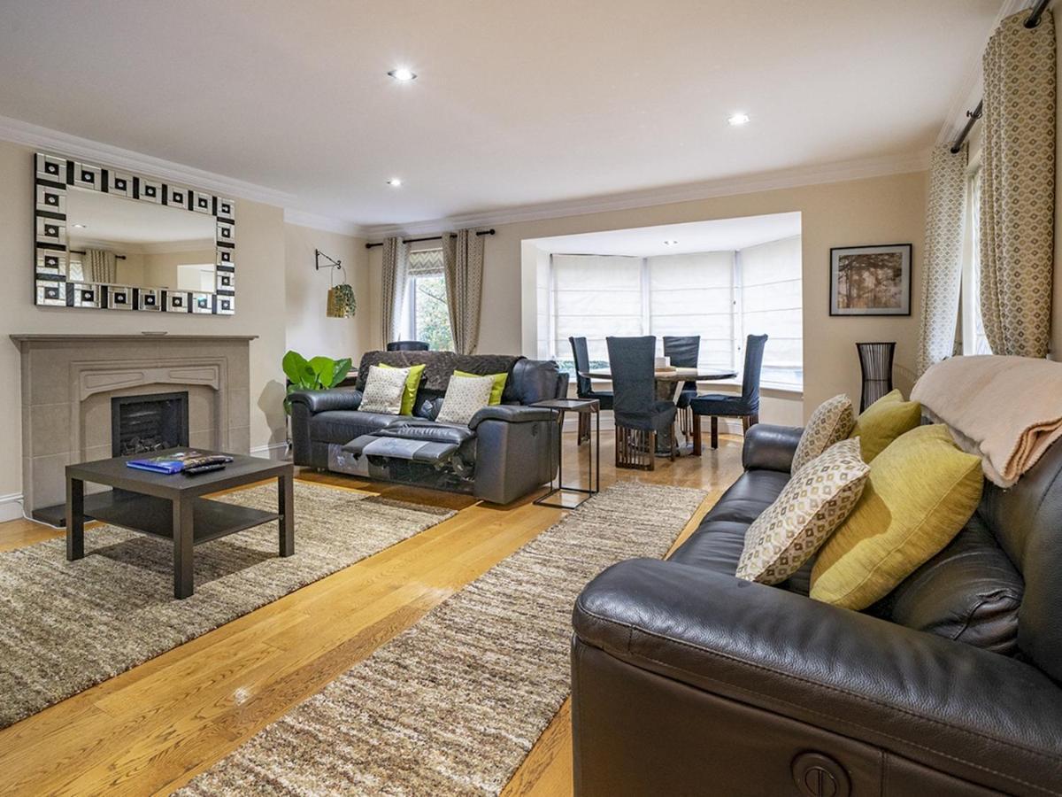 Pass The Keys Fab Townhouse Near Queens With Huge Tv & Recliners Holiday home