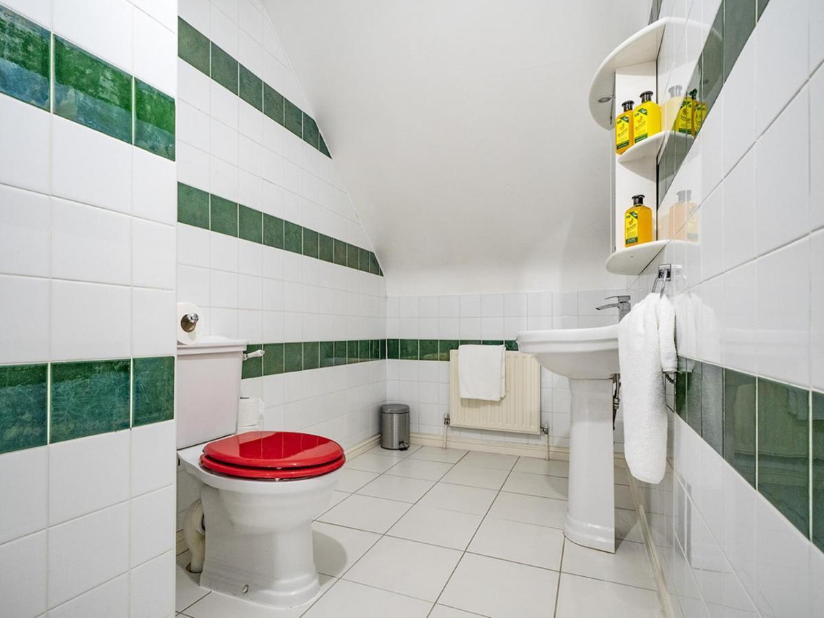 Pass The Keys Fab Townhouse Near Queens With Huge Tv & Recliners Belfast
