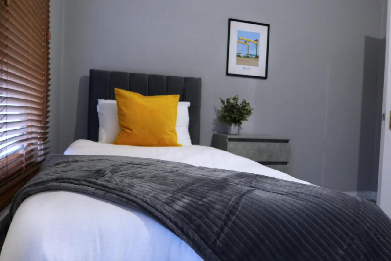 Broadway Belfast! Location! Sleeps 6! Apartment *