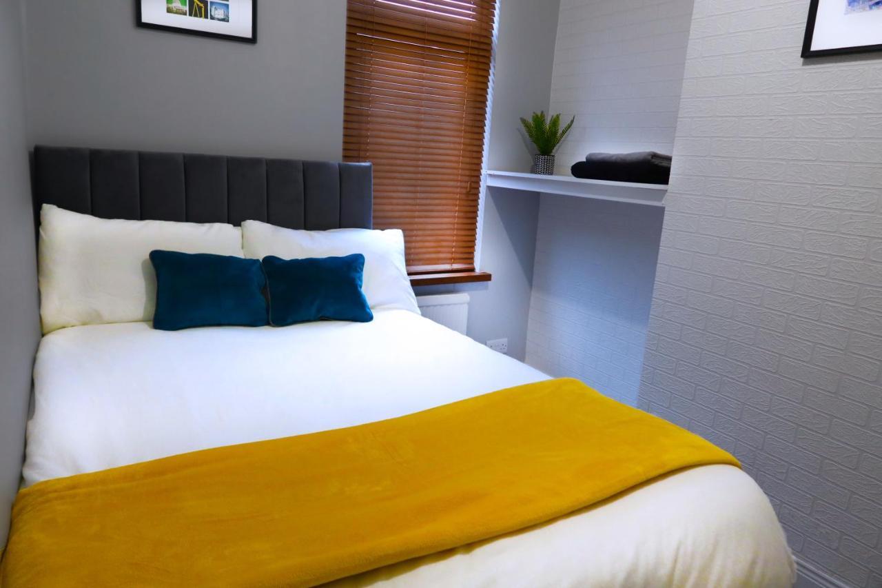 Broadway Belfast! Location! Sleeps 6! * Belfast