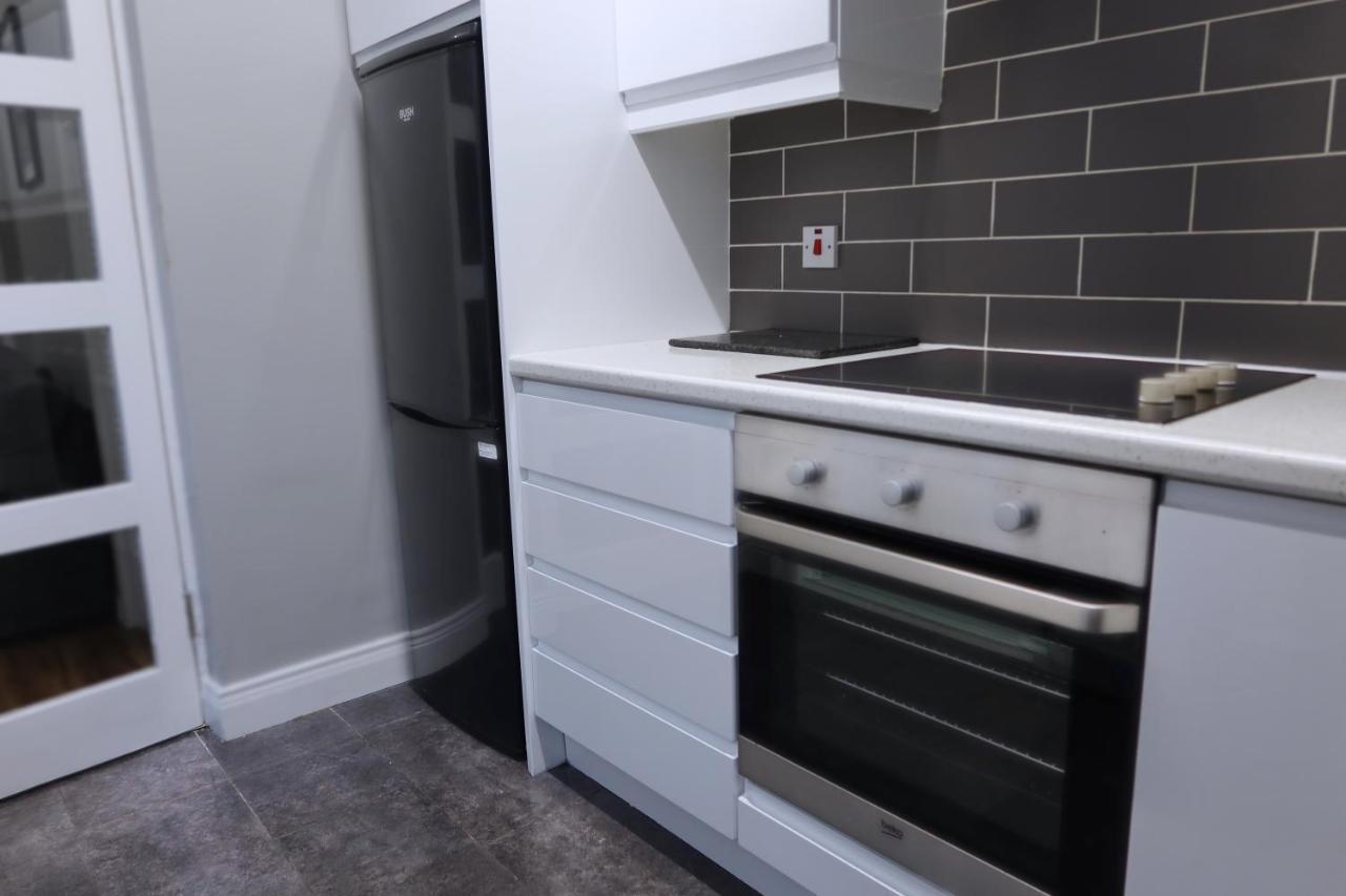 Broadway Belfast! Location! Sleeps 6! Belfast