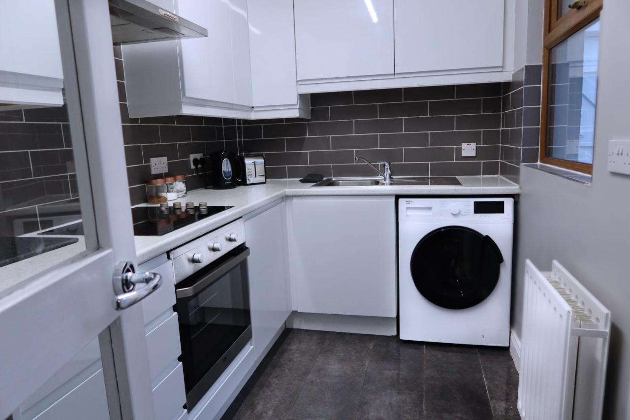 Apartment Broadway Belfast! Location! Sleeps 6! Belfast