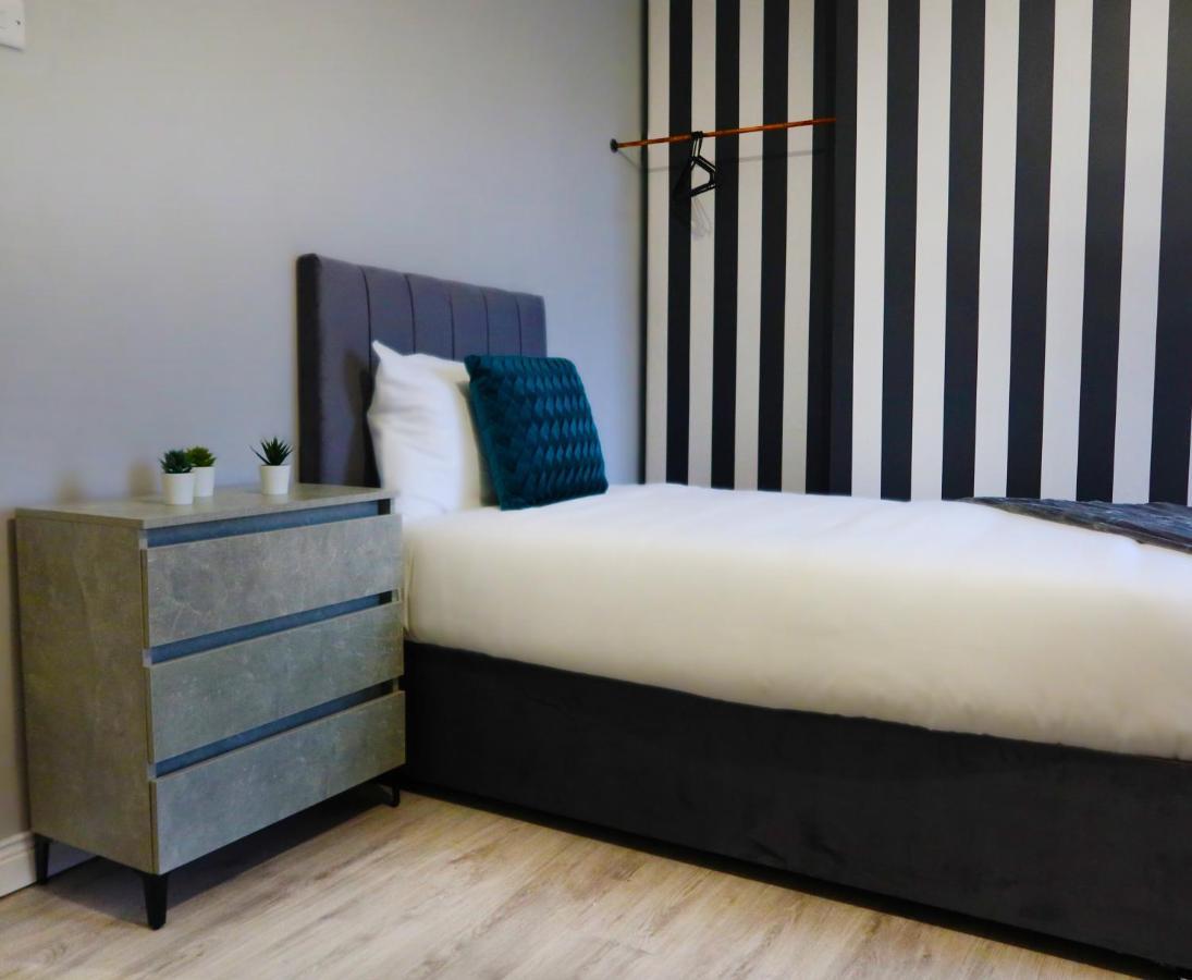 Broadway Belfast! Location! Sleeps 6! * Belfast