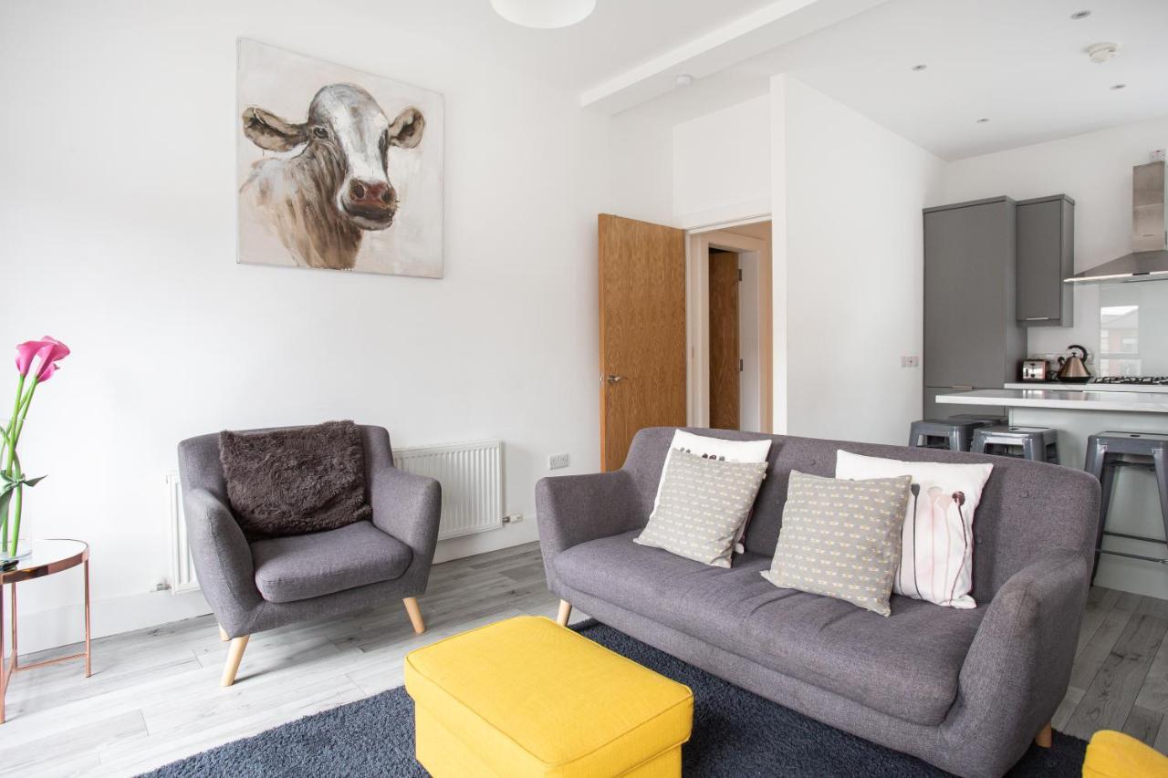 Apartment Modern Luxury Apartment, Sleeps 6, Location *