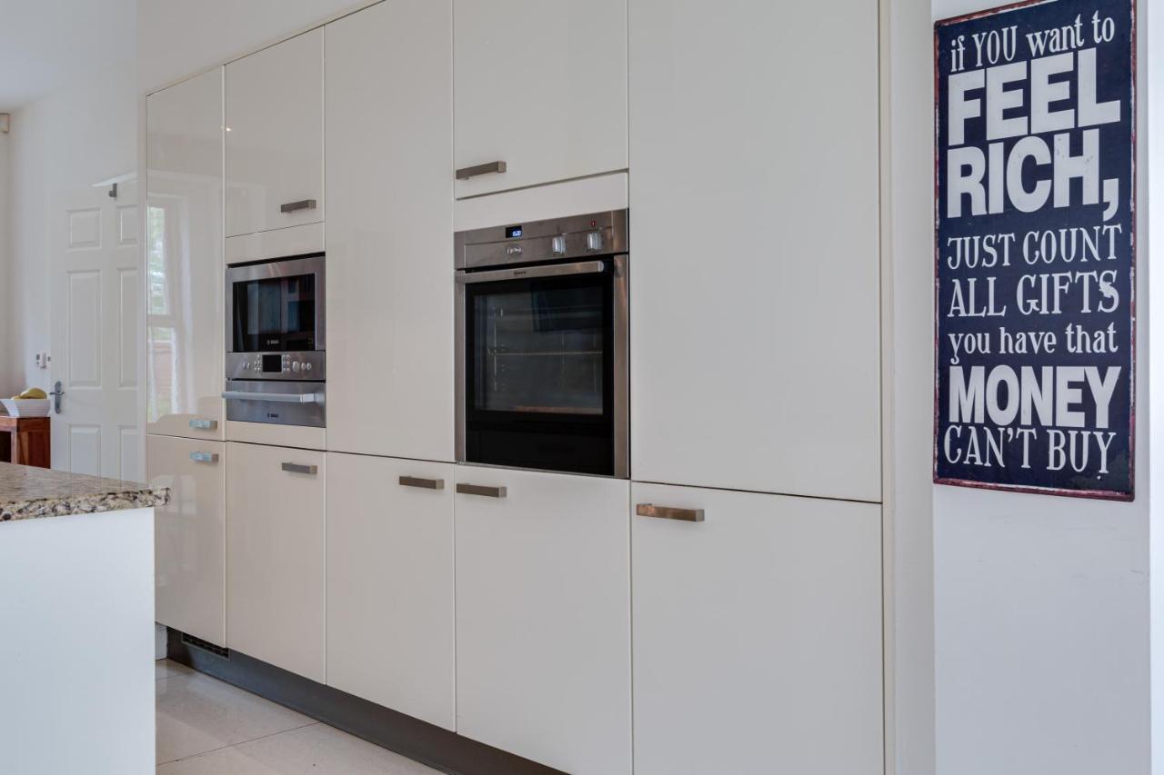 Homestay Modern, Luxury Suites With Private Bathrooms Close To Centre Belfast