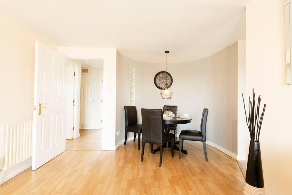 Apartment Stunning Views And Side-belfast City-2 Bedroom-5 Guests-wifi & Parking *