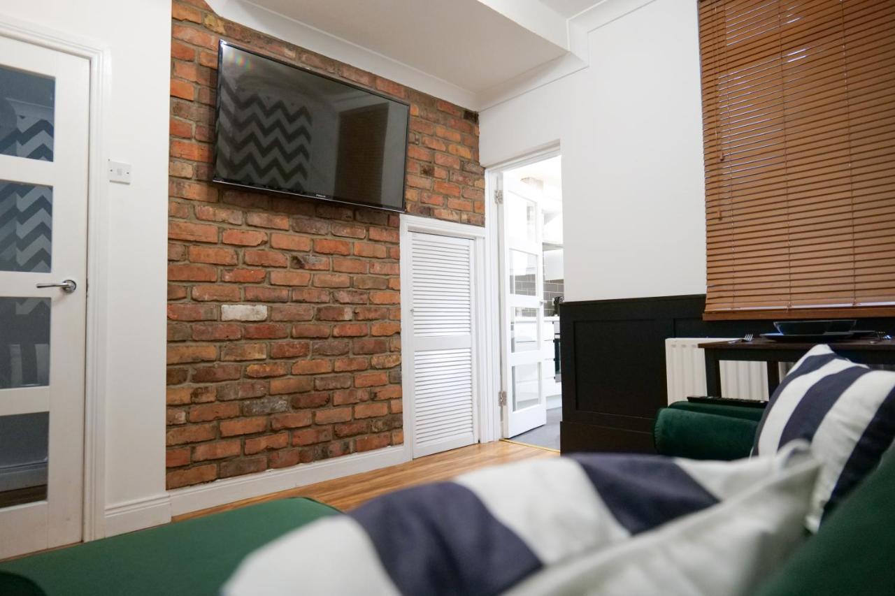 Apartment Broadway Belfast! Location! Sleeps 6! Belfast