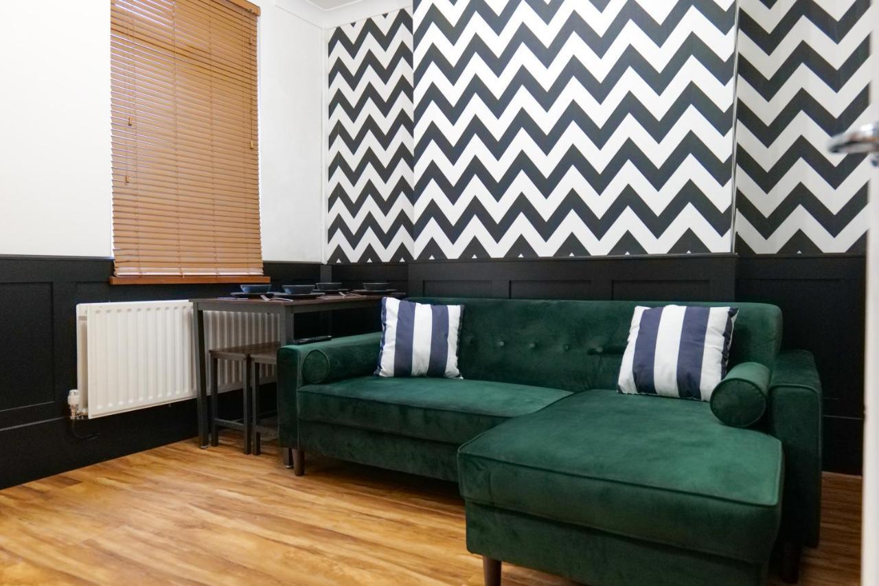 Broadway Belfast! Location! Sleeps 6!