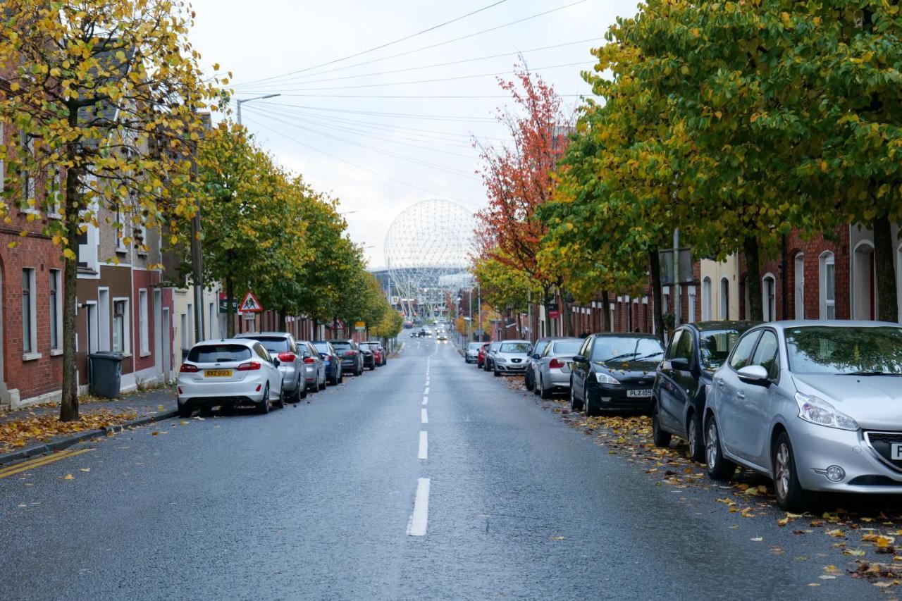 Broadway Belfast! Location! Sleeps 6! Belfast