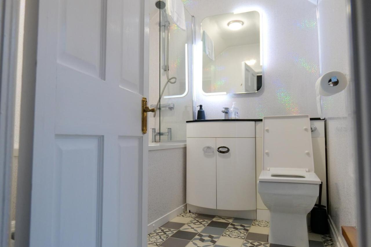 Broadway Belfast! Location! Sleeps 6! Apartment