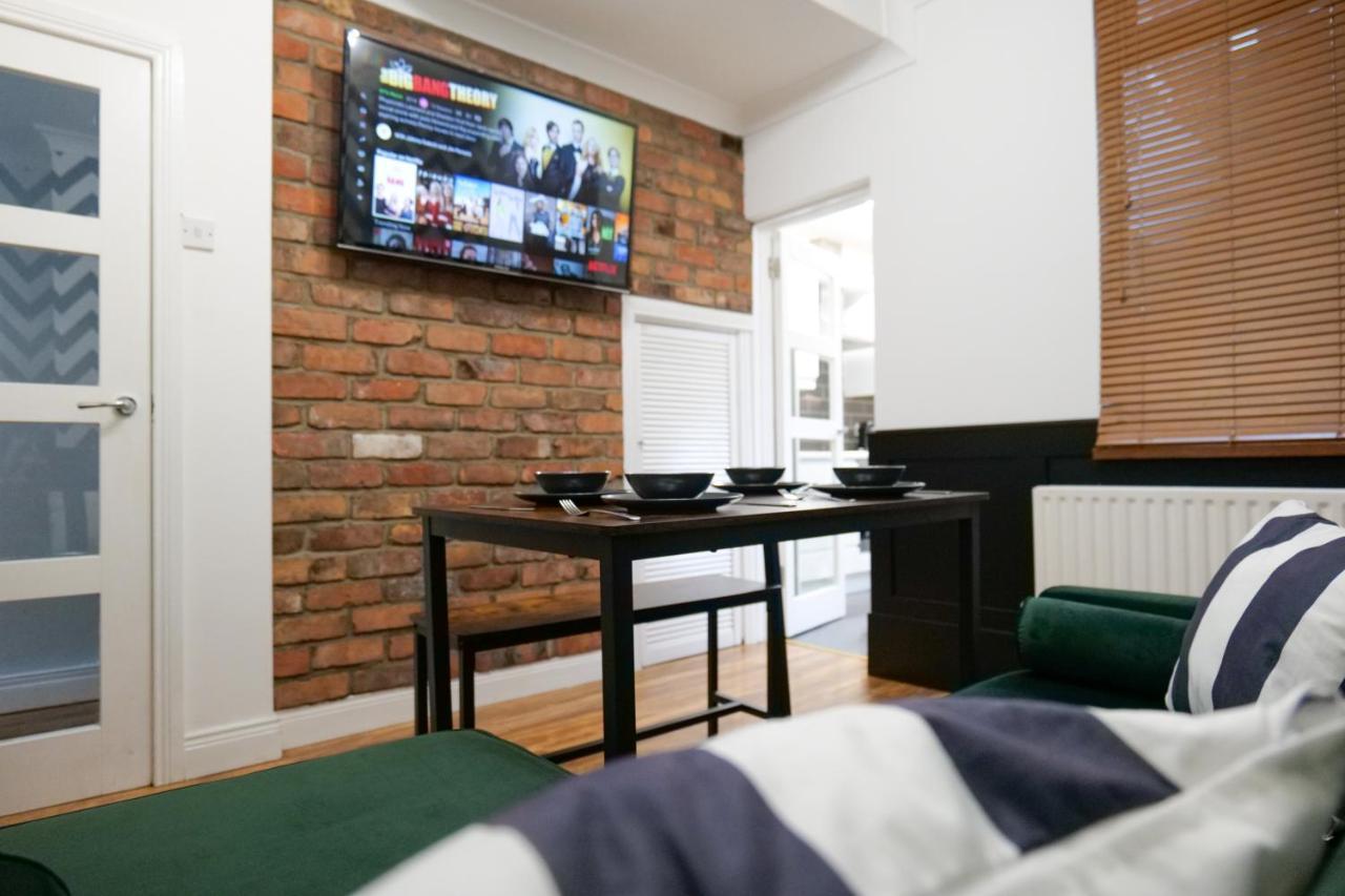 Broadway Belfast! Location! Sleeps 6!