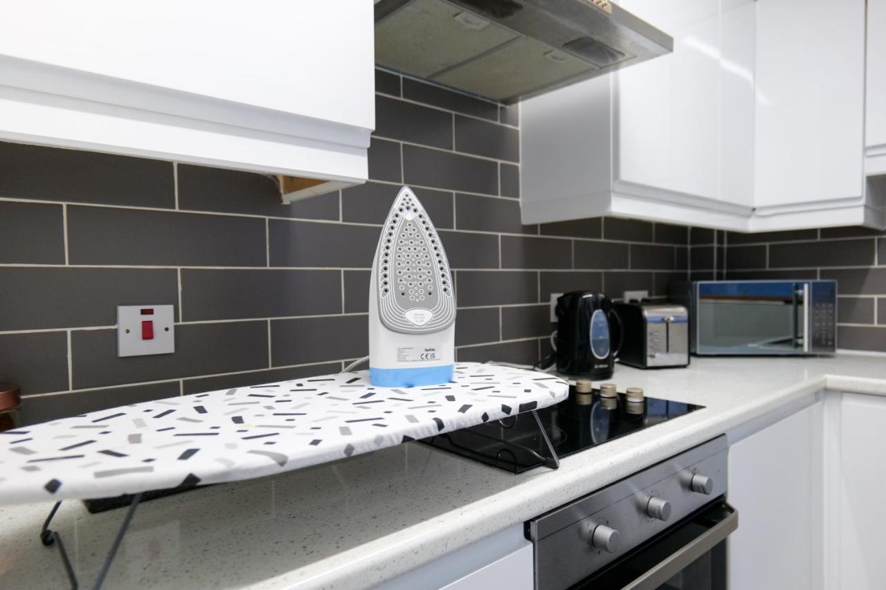 Apartment Broadway Belfast! Location! Sleeps 6! Belfast