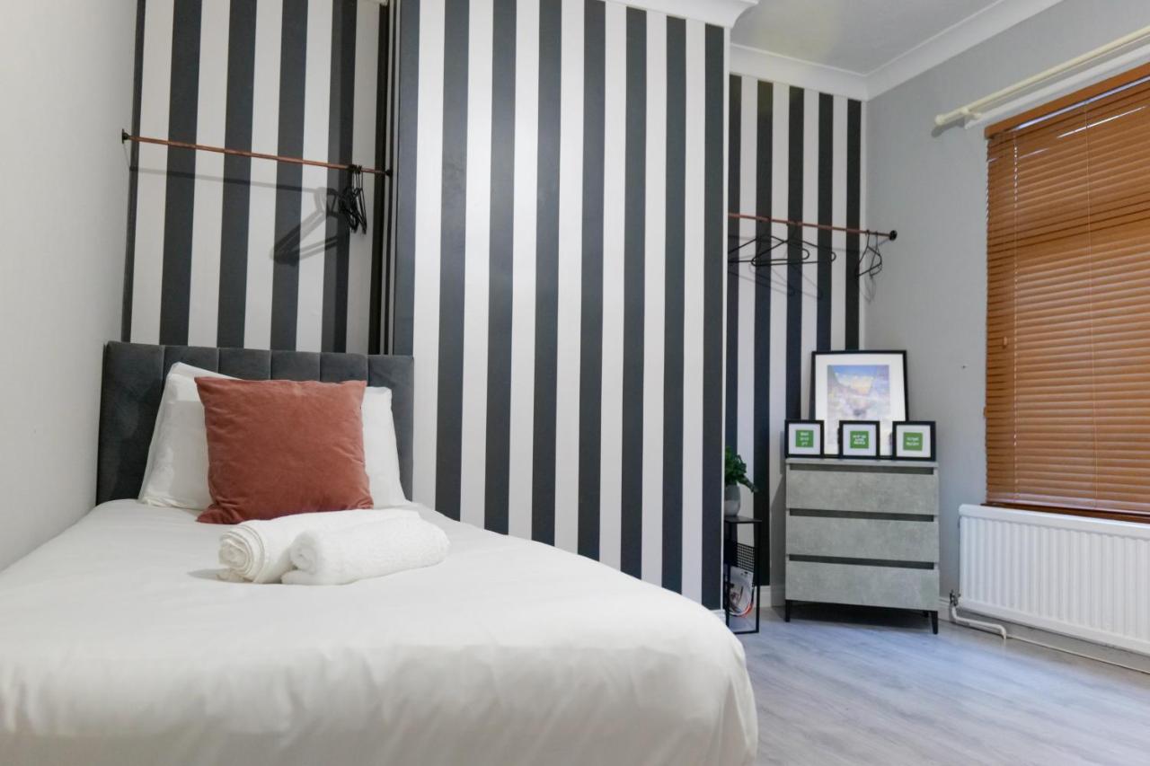 Broadway Belfast! Location! Sleeps 6! Apartment *