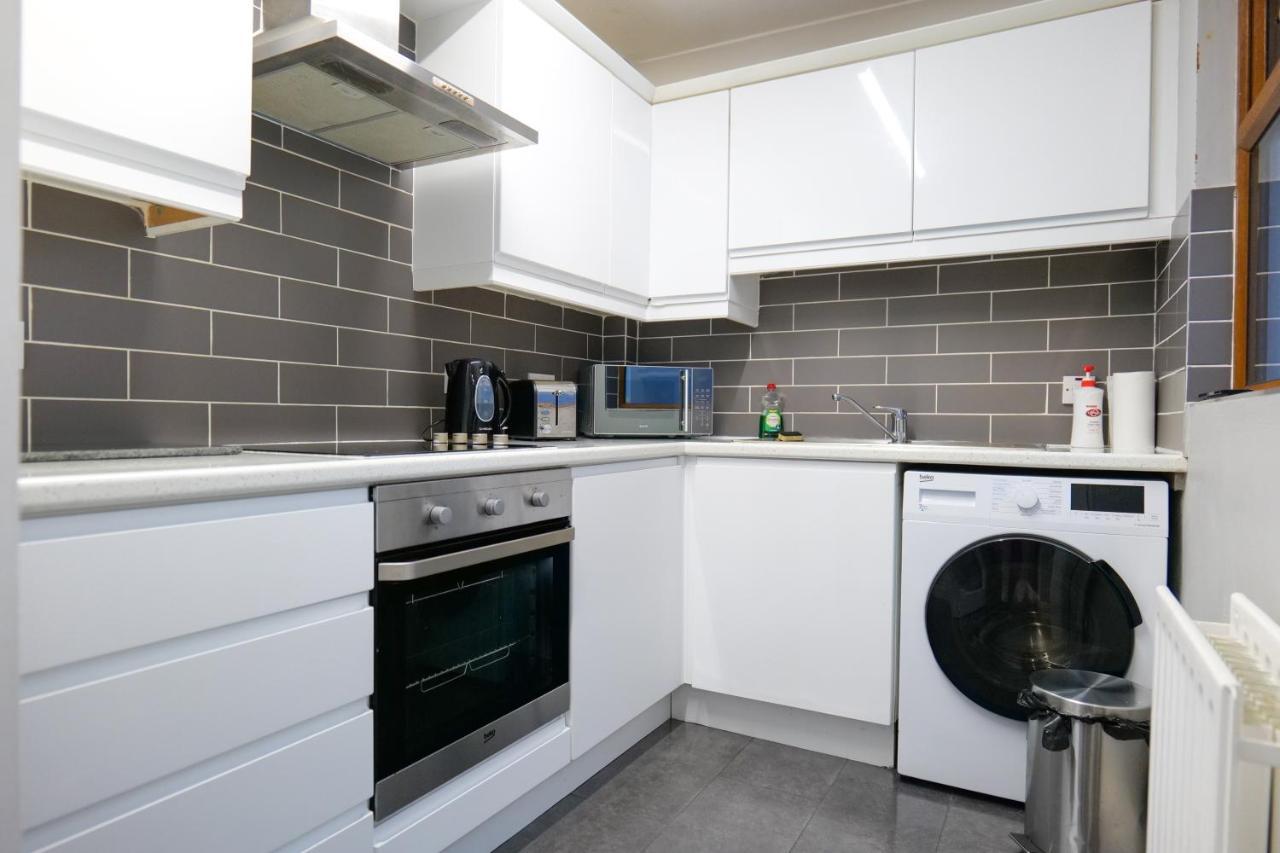 Broadway Belfast! Location! Sleeps 6! * Belfast