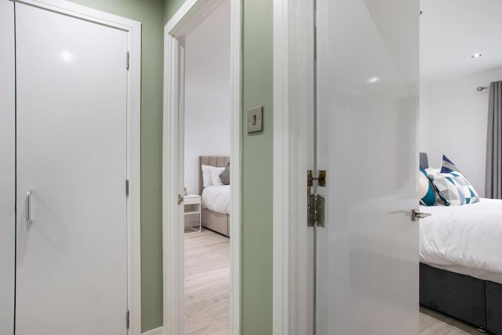 Fabulous Modern Luxury Sleeps 6- Parking Apartment *