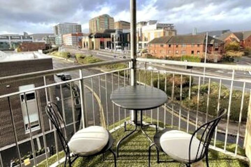 Riverside Flat In Apartment *