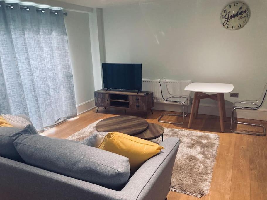 Ormeau Road Stylish Double Bedroom Luxury Apartment