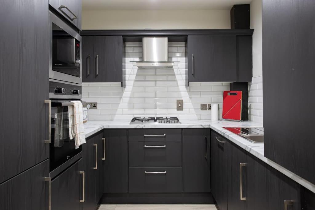 Luxury, Sleeps 6, Centre Apartment Belfast