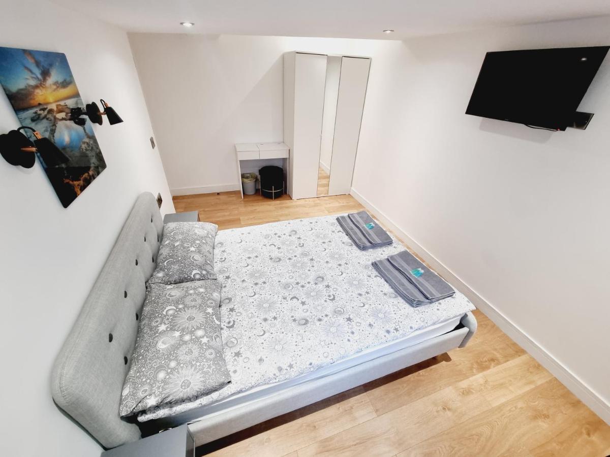Apartment Lmk, Spacious 1 Bedroom Ground Floor Apartment, Ev Charger, Free Parking Wi-fi, Great Location *