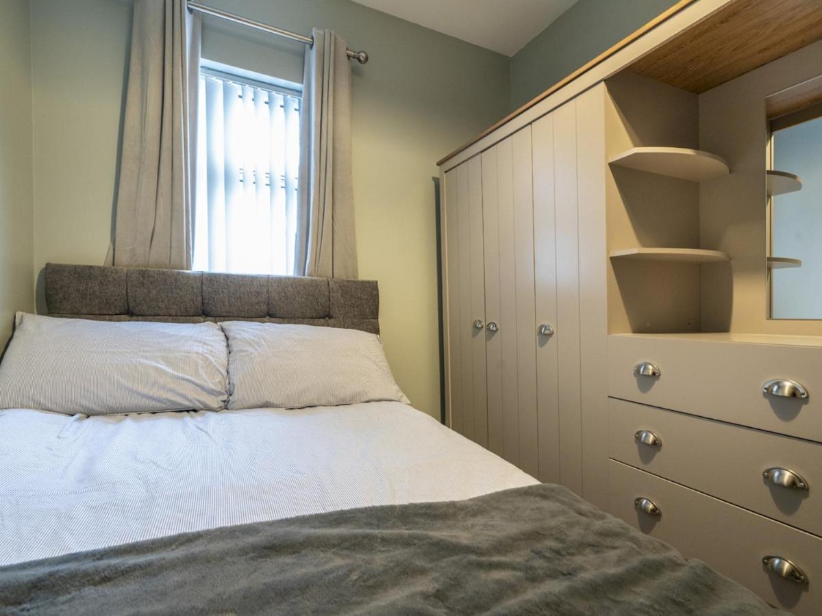 Pass The Keys Lovely 2br Terrace House Ormeau Park Area Holiday home