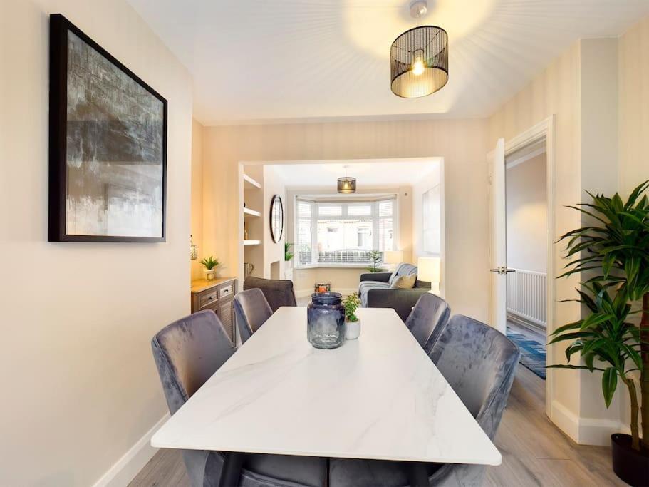 It's Broadway Baby! Great House Close To Centre