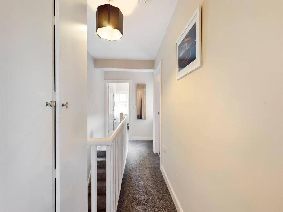 It's Broadway Baby! Great House Close To Centre Belfast