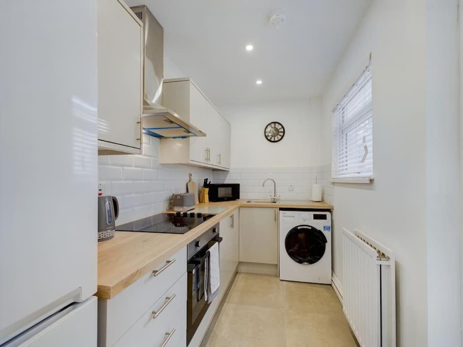It's Broadway Baby! Great House Close To Centre Belfast